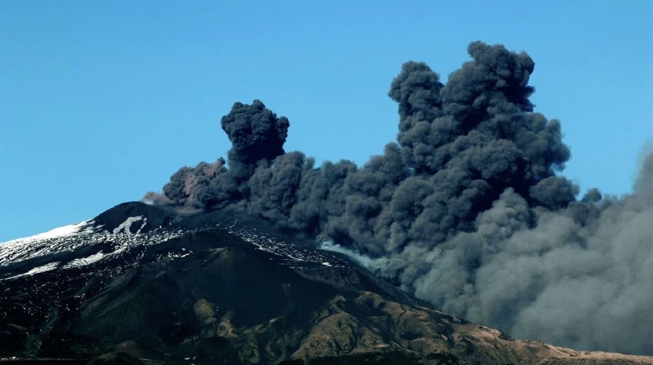 Shperthen vullkani ne malin Etna, pezullohen fluturimet nga aeroporti i Catanias